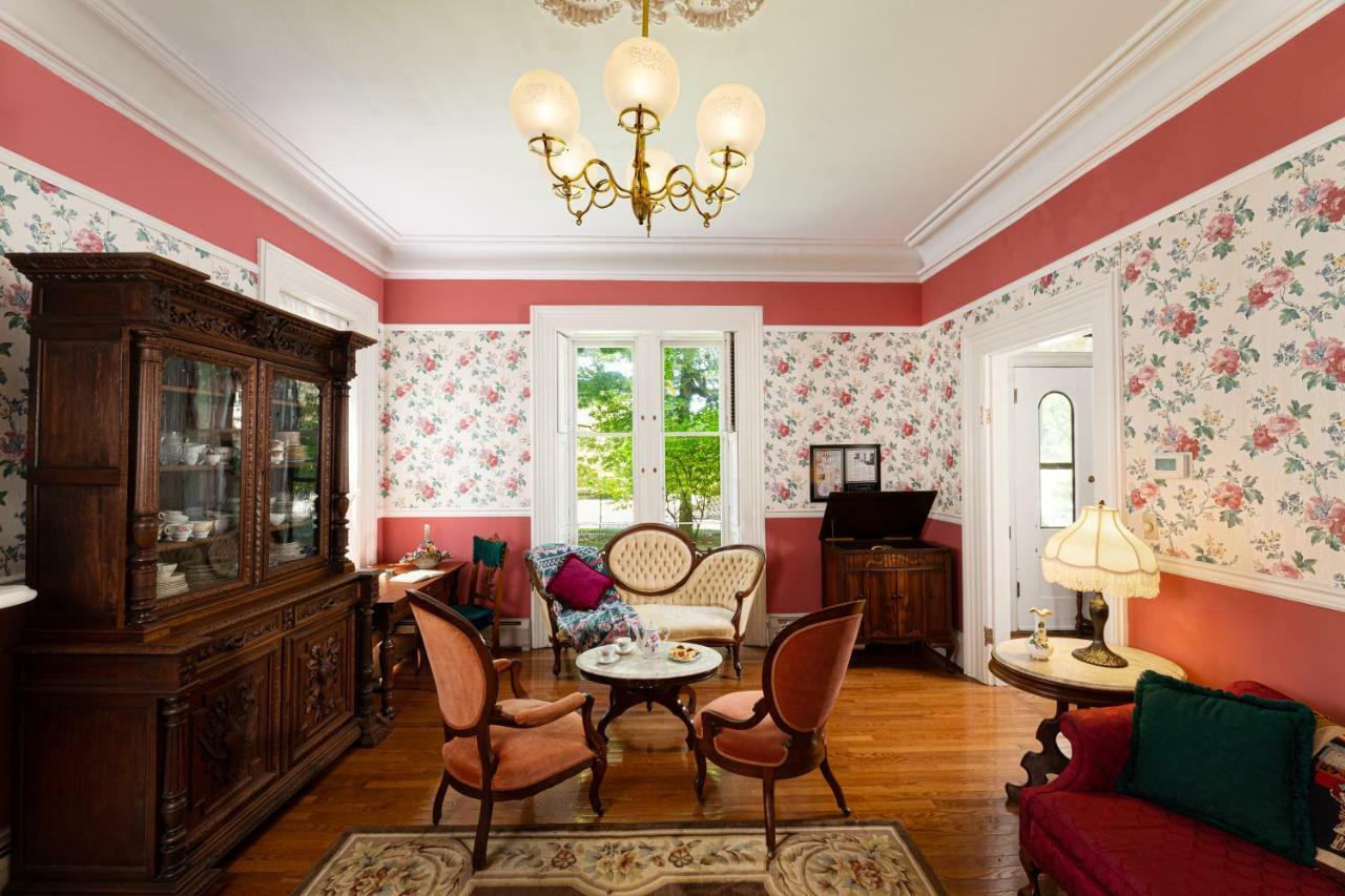 Rosemont Inn Utica Extérieur photo